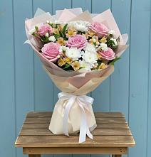 Букет цветов из:  Гвоздики, Орхидеи и Розы в Пошехонье