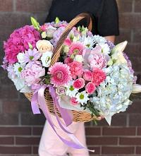 Композиция солнечный день в Пошехонье Цветочная композиция из Розы, Хризантемы, Пионы и Лизиантусы в корзине в Пошехонье