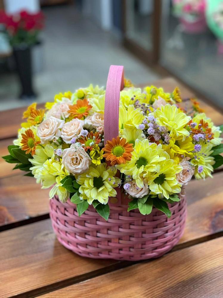 Цветочная композиция из Хризантемы и Розы в корзине в Пошехонье