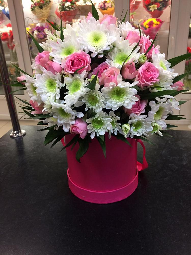 Цветочная композиция из Розы и Хризантемы в шляпной коробке в Пошехонье